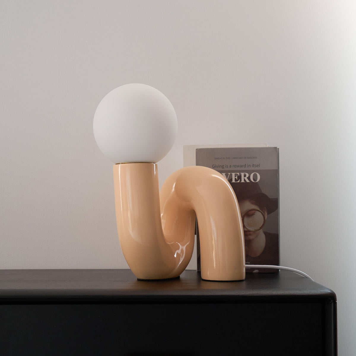 Soreeon Tischlampe Playful N-Form in Weiß