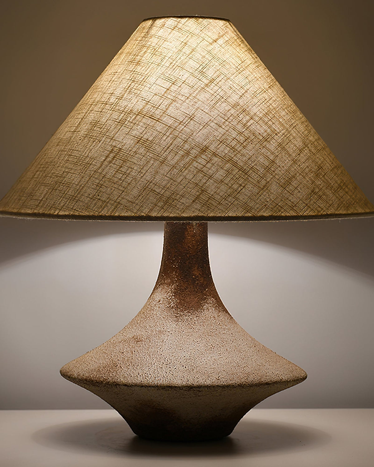 Navoer Tischleuchte aus Stoff in künstlerischem Design, Beige