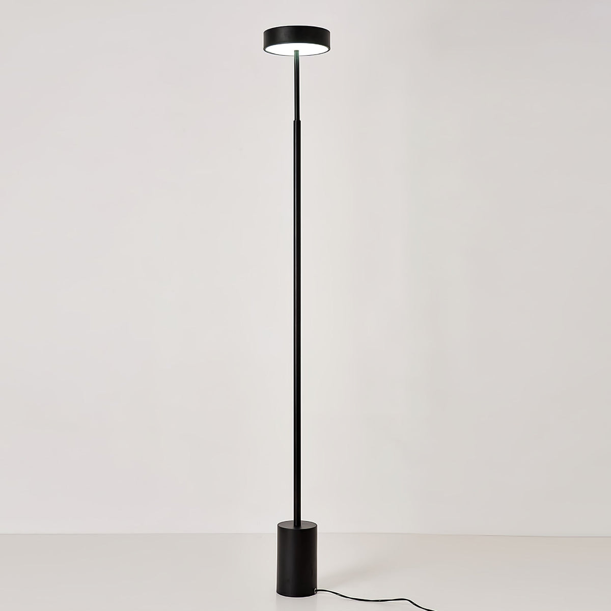 Circa zeitgenössische minimalistische Stehleuchte mit drehbarem Kopf
