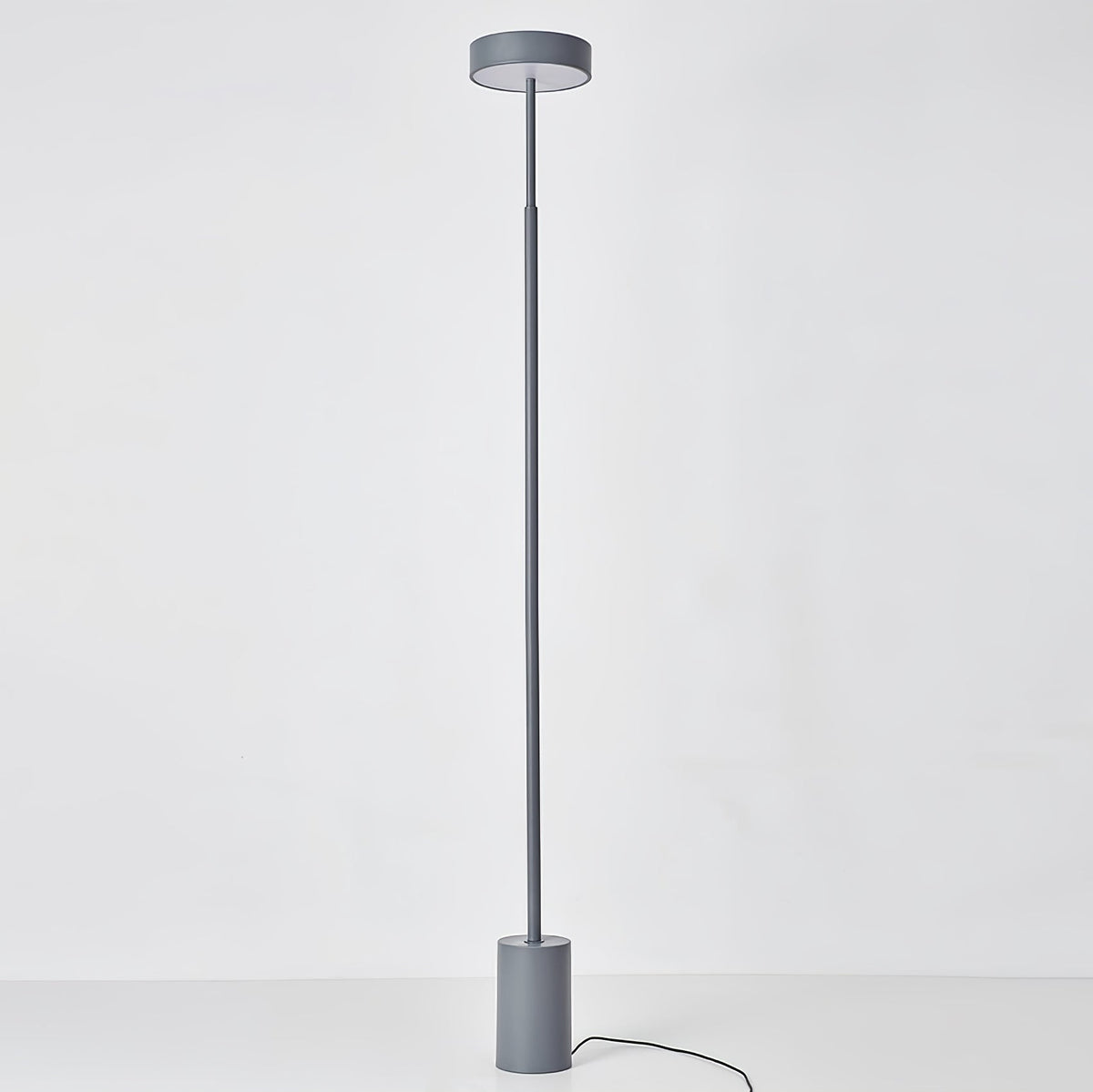 Circa zeitgenössische minimalistische Stehleuchte mit drehbarem Kopf