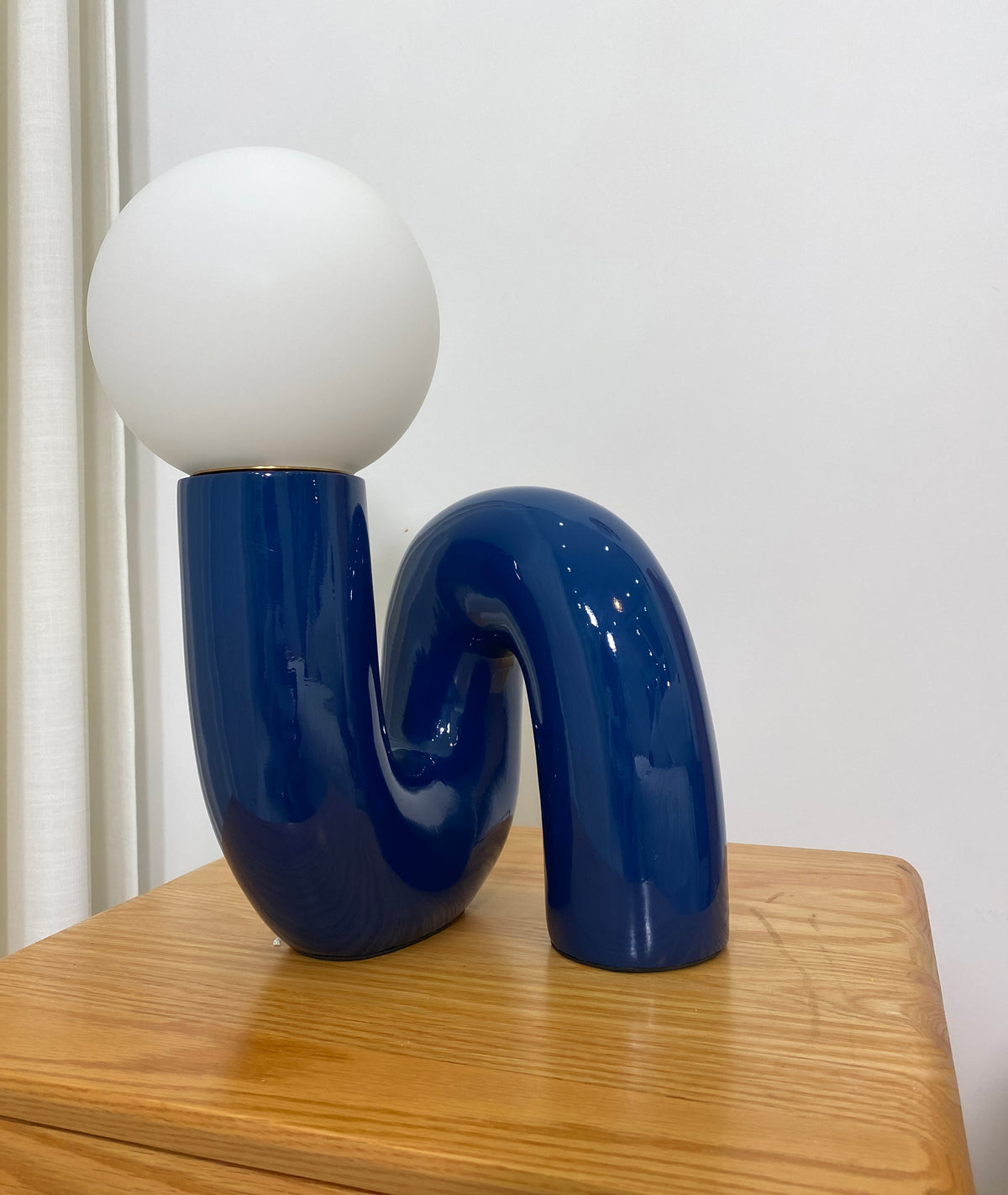 Soreeon Tischlampe Playful N-Form in Weiß