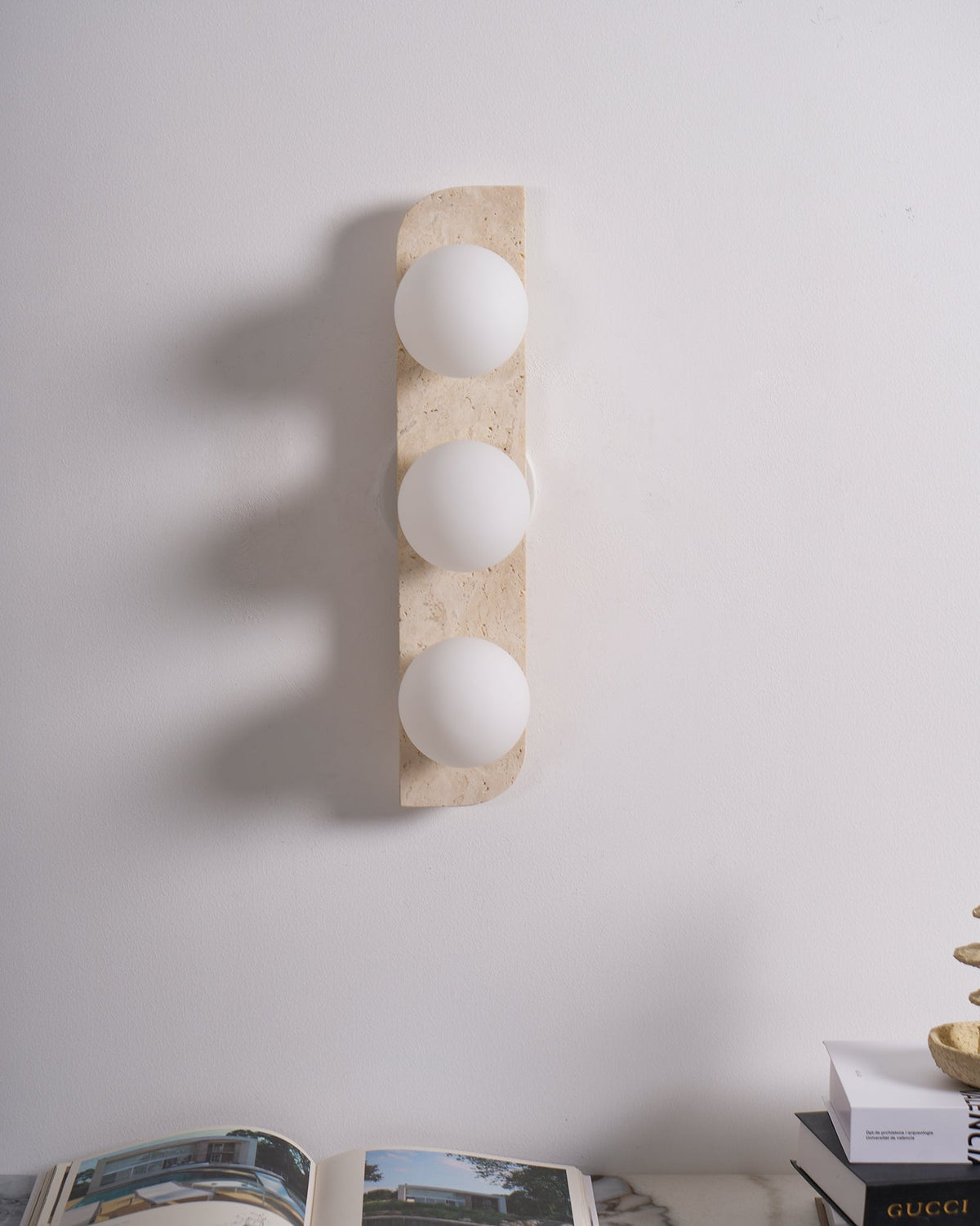 Serearia Minimalistische Wandleuchte aus Gelbem Travertin mit Stecker