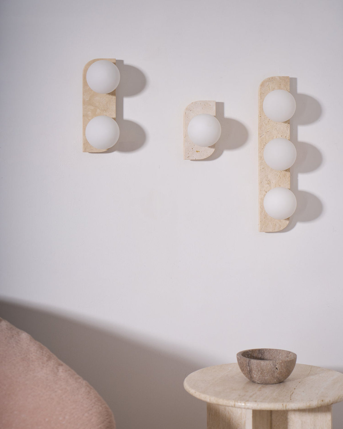 Serearia Minimalistische Wandleuchte aus Gelbem Travertin mit Stecker