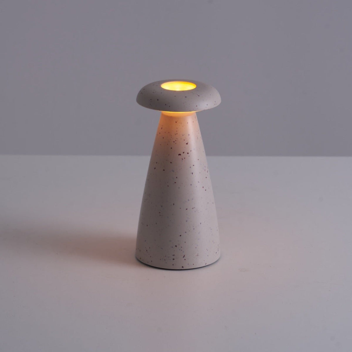 Mushroove Keramik-Tischleuchte im minimalistischen Stil in Grau