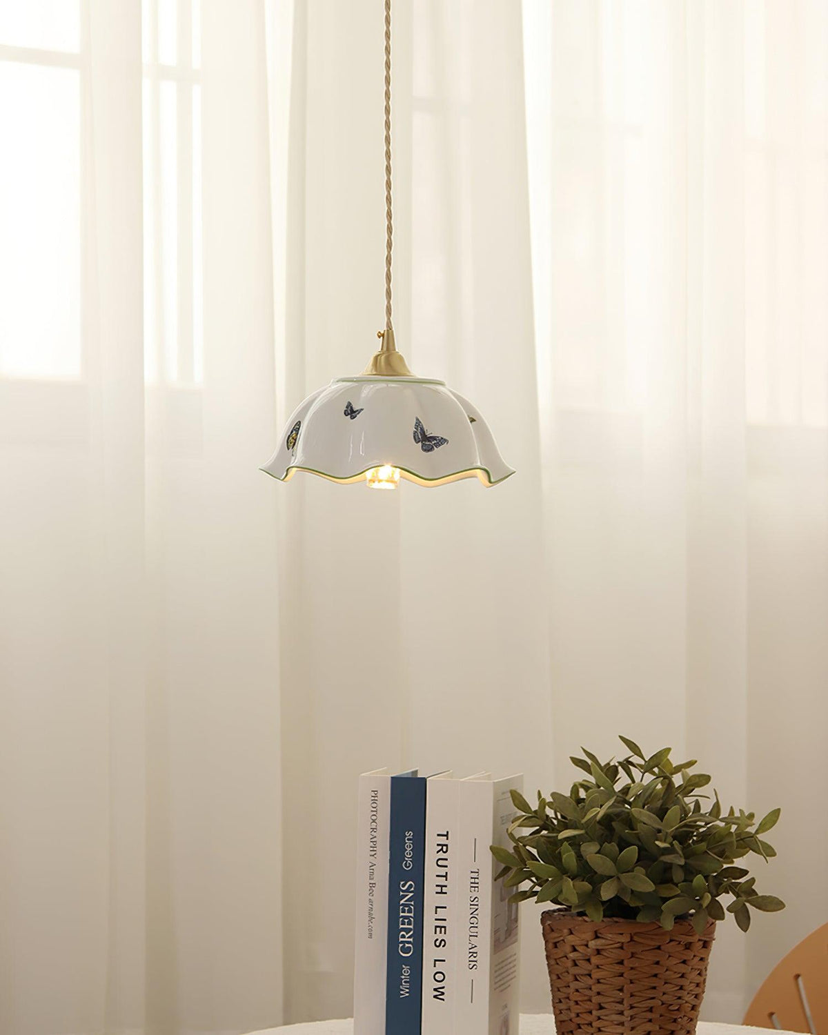 Lumina Pendelleuchte aus Keramik mit Blütenblatt-Schirm und handbemalten Schmetterlingen im Vintage-Stil