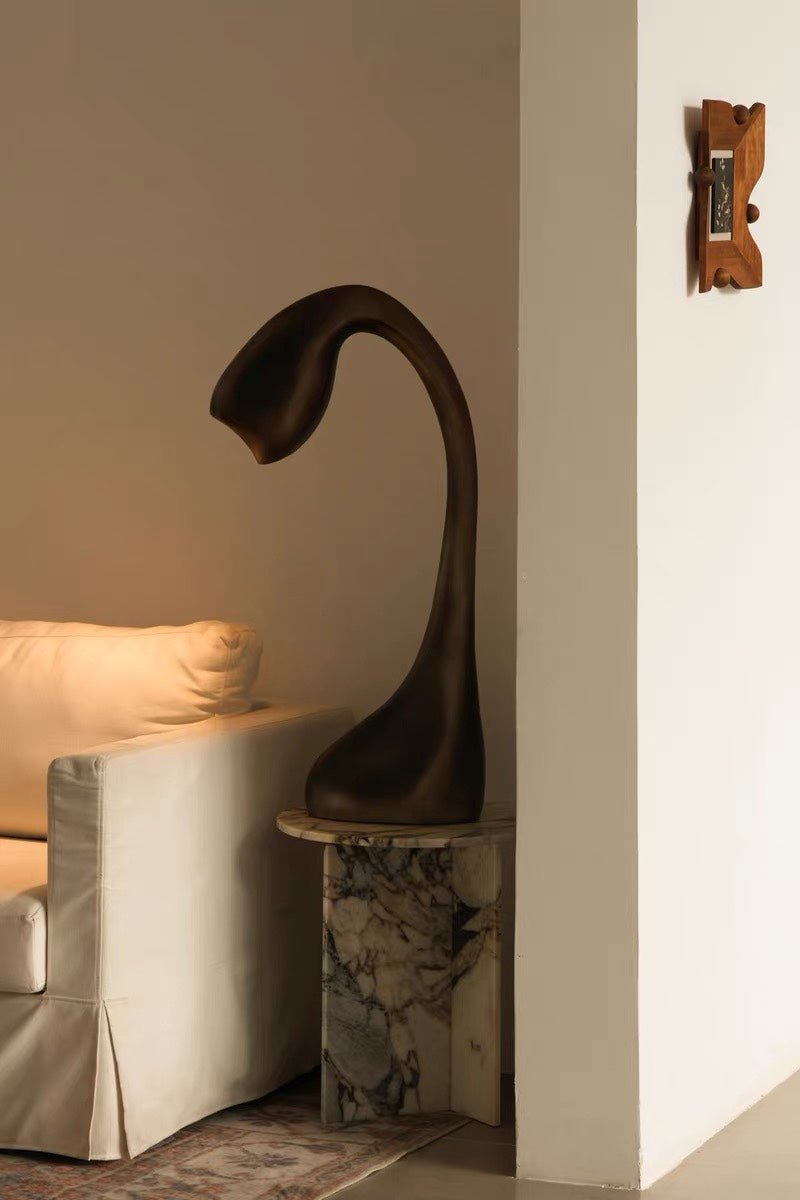 Kyns skulpturale Tischleuchte aus Bronze