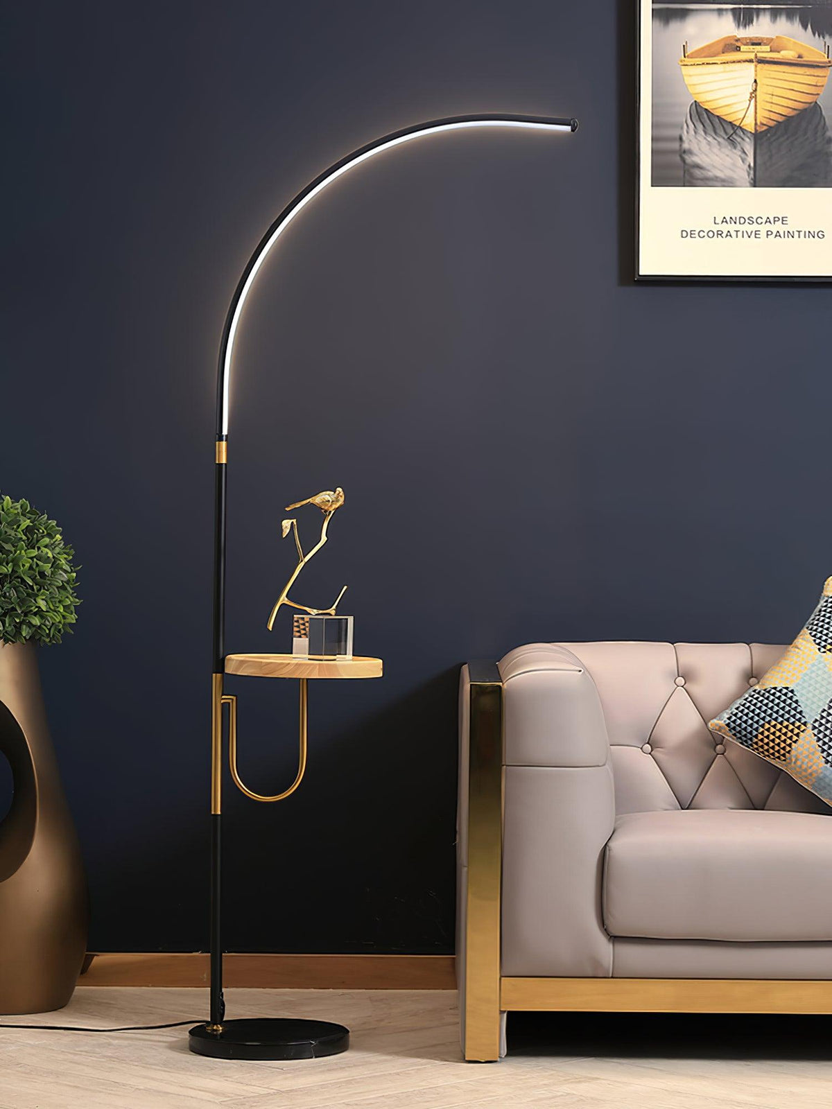 Tild Stehleuchte aus Holz und Silikon im minimalistischen Design