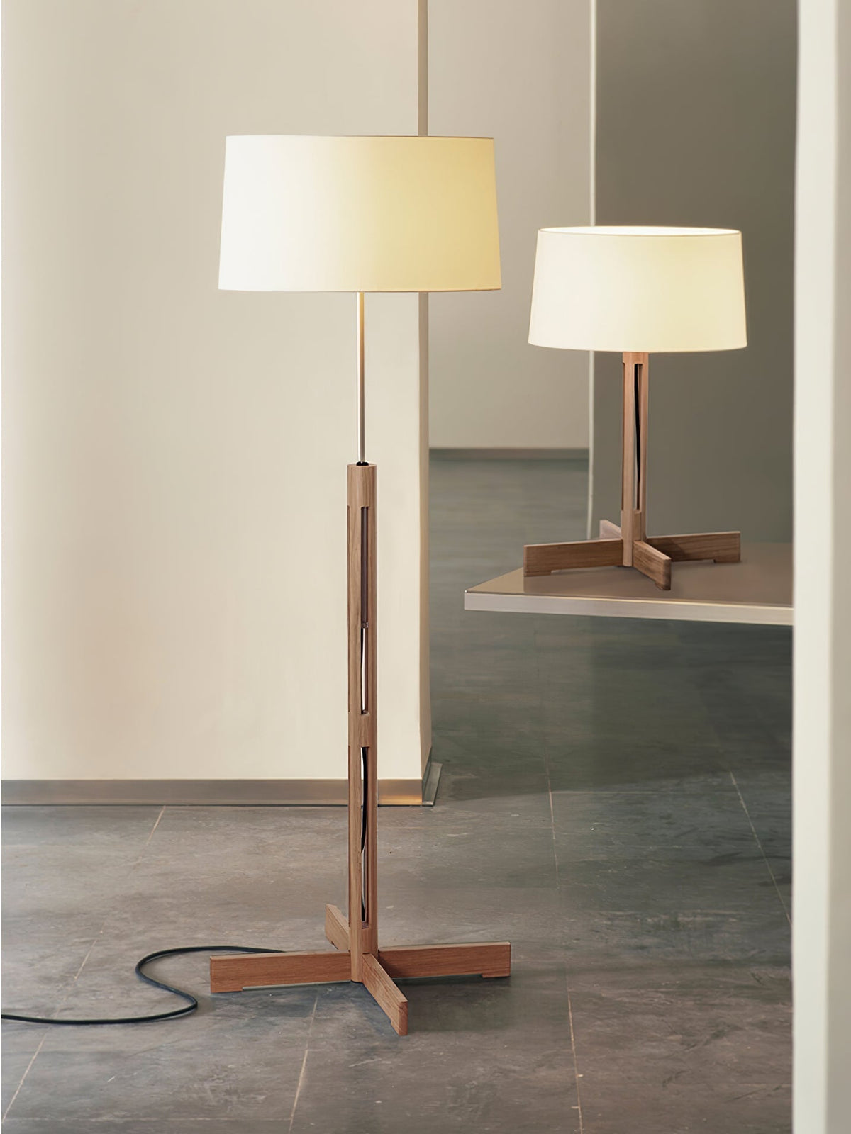 Quayen Stehleuchte aus Holz und Stoff im klassischen Stil