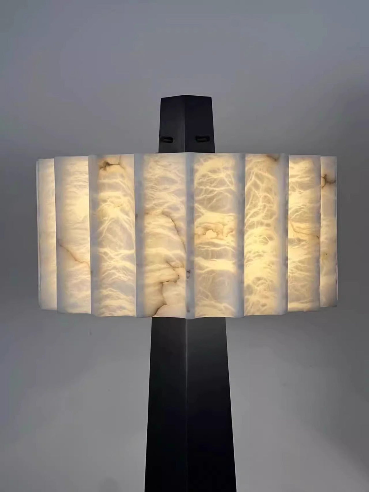 Wolve Alabaster Obelisk Stehleuchte