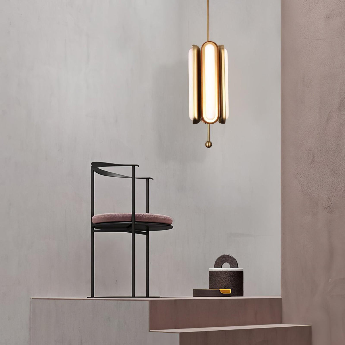 Lyvinaris Geometrische Pendelleuchte aus Messing in linearer Form