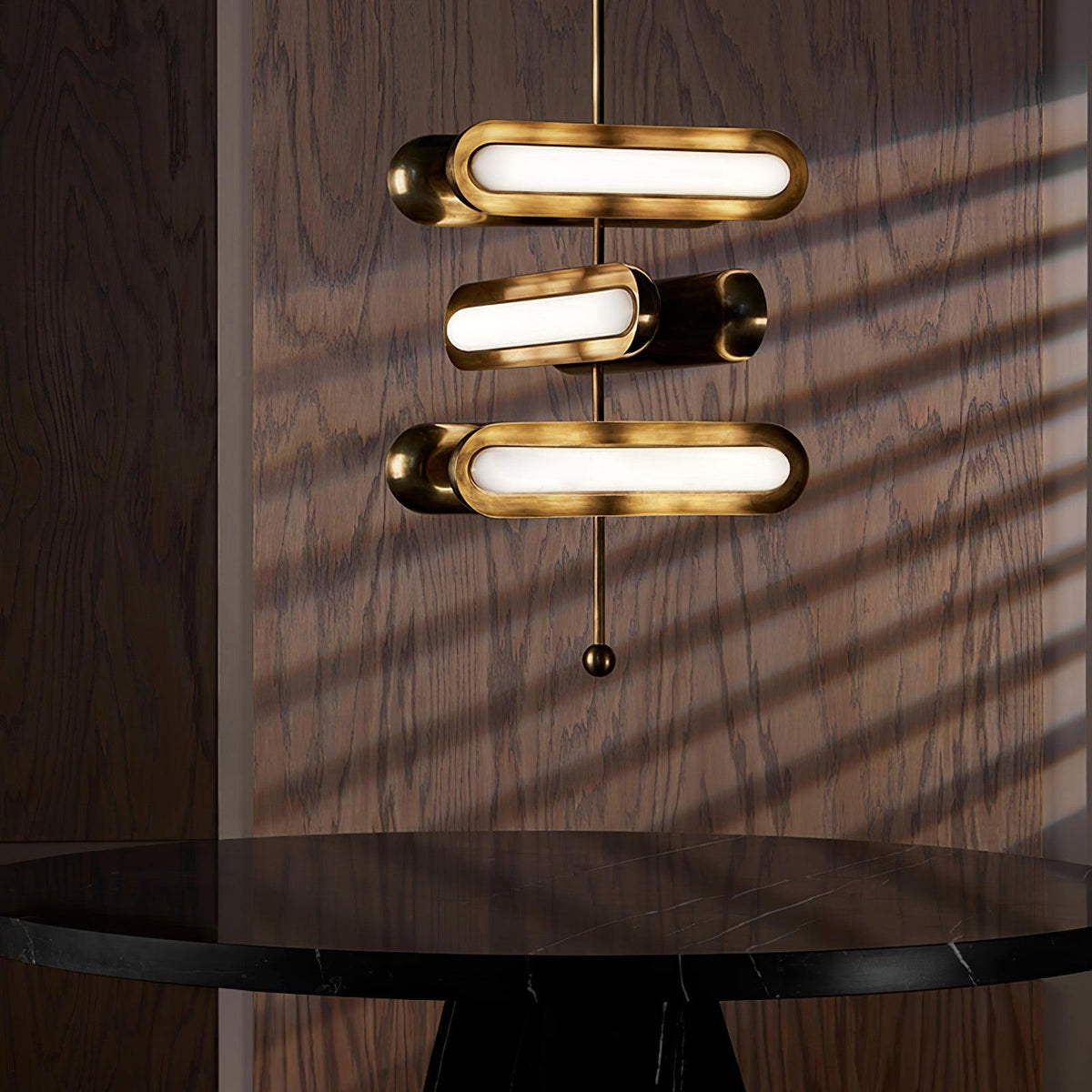 Lyvinaris Geometrische Pendelleuchte aus Messing in linearer Form