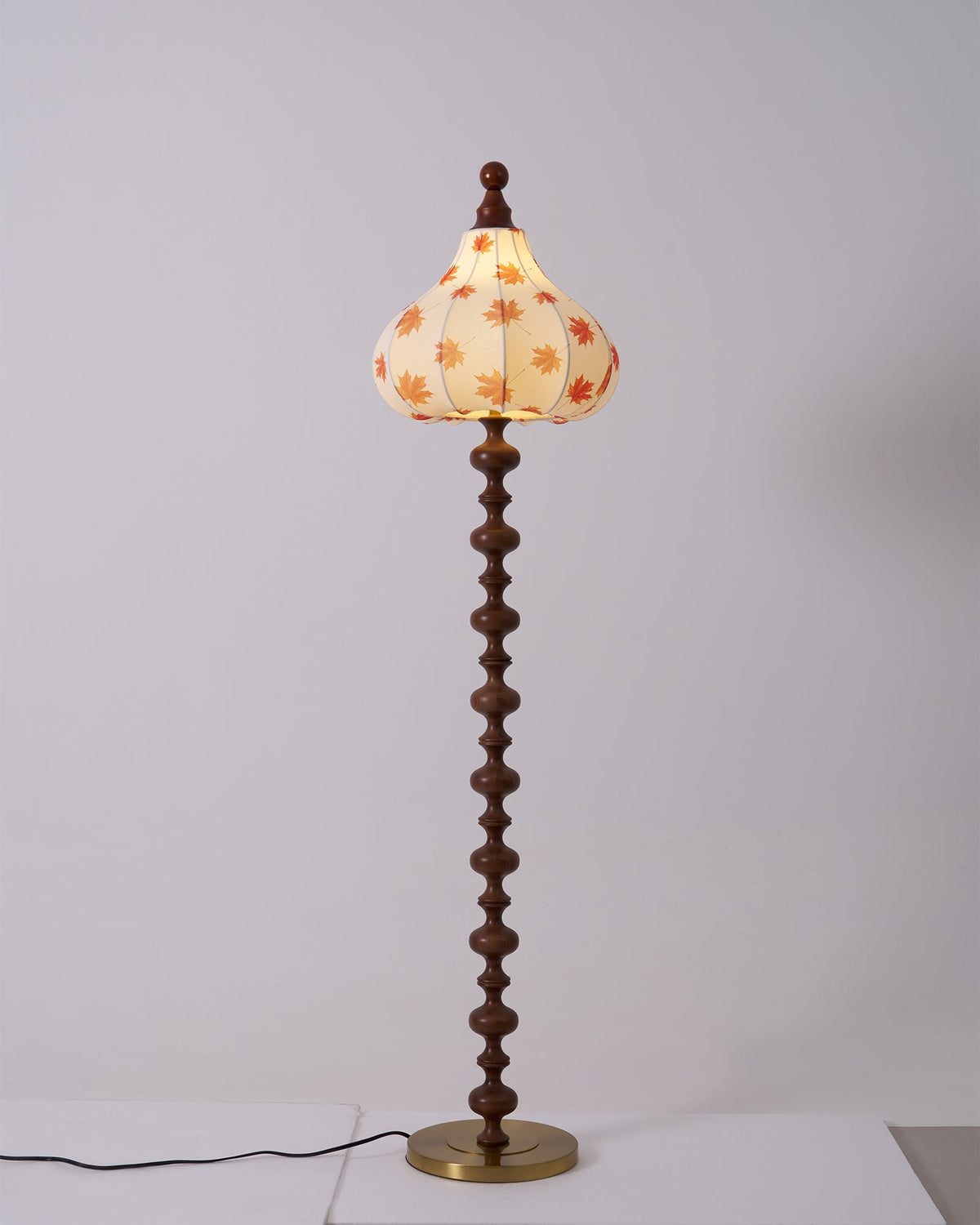 Qrathen Stehleuchte aus Holz und Stoff im Retro-Stil