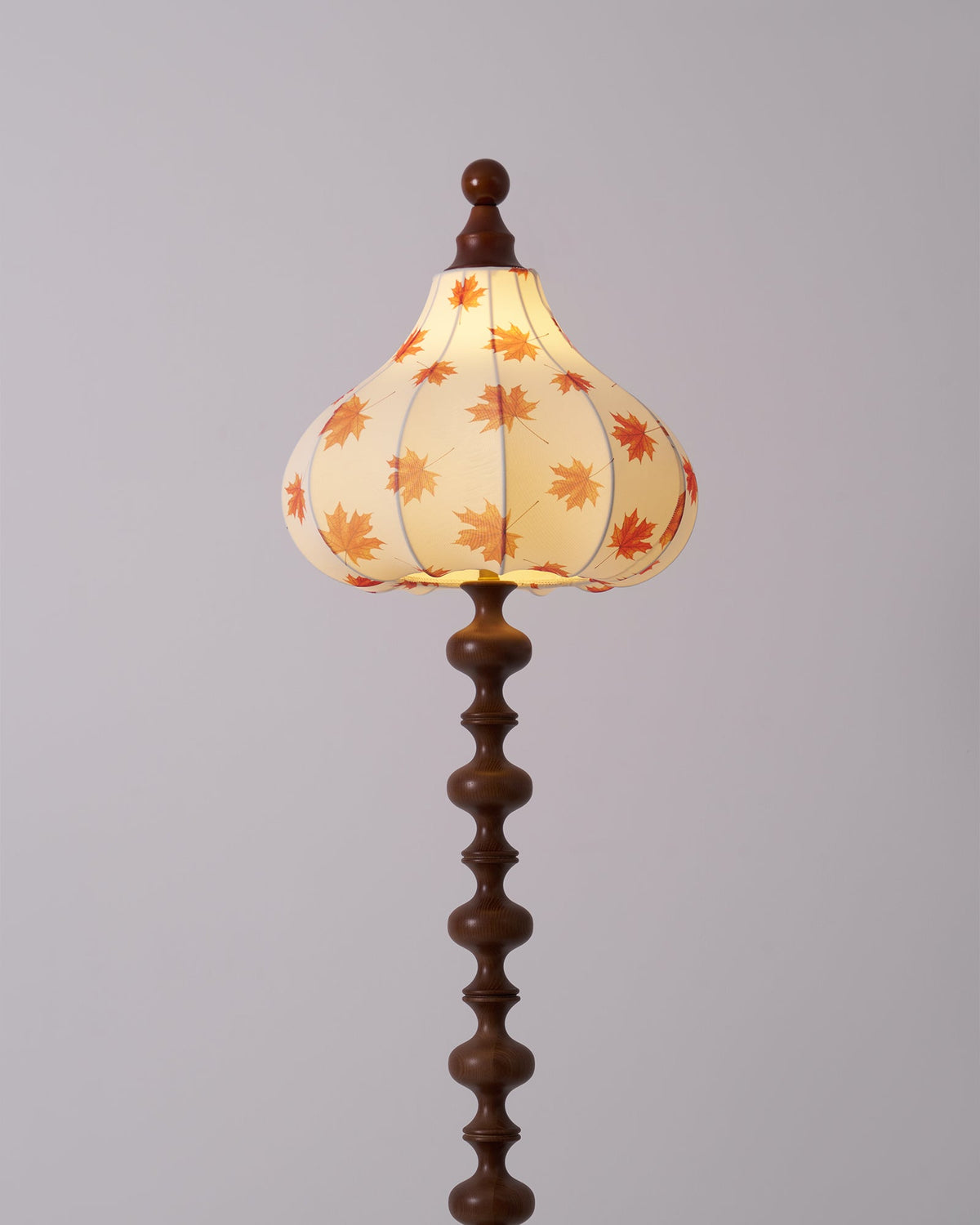 Qrathen Stehleuchte aus Holz und Stoff im Retro-Stil