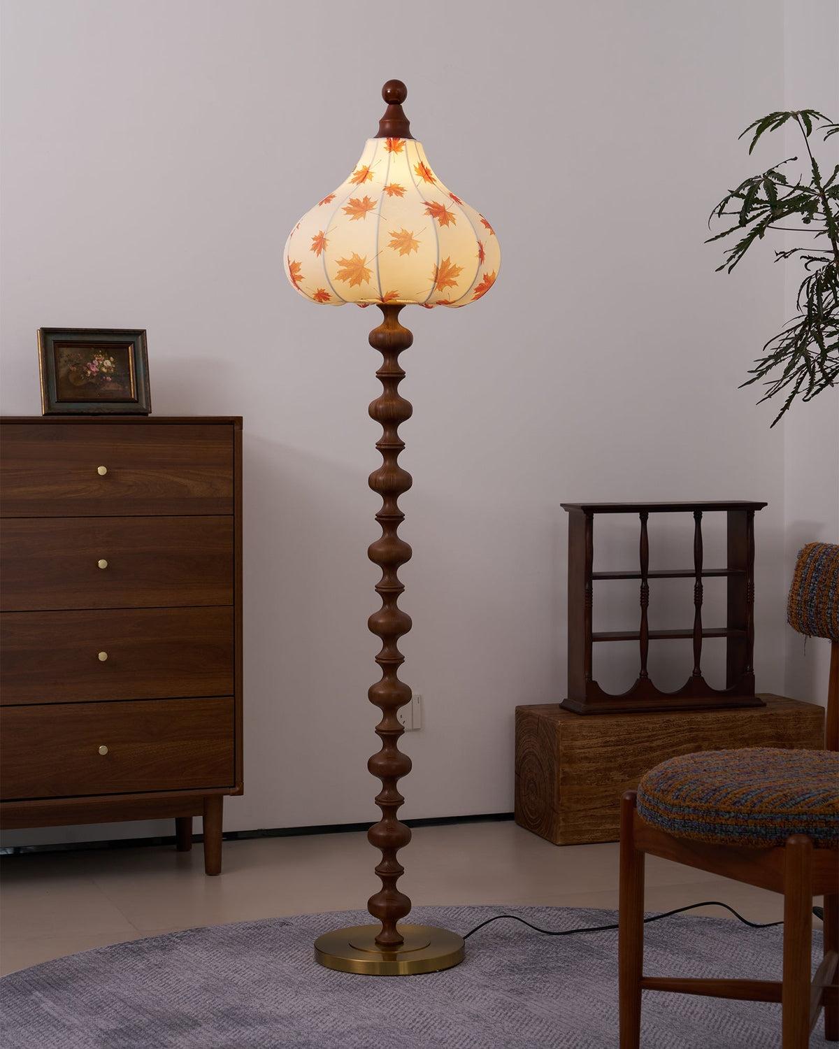 Qrathen Stehleuchte aus Holz und Stoff im Retro-Stil