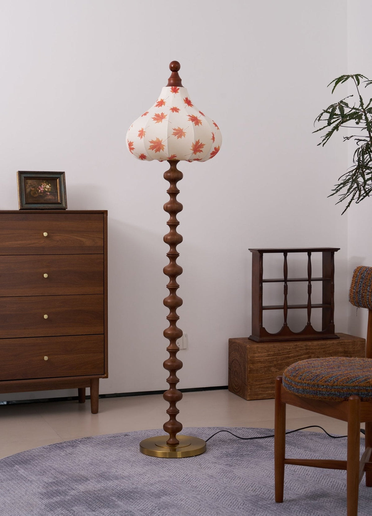 Qrathen Stehleuchte aus Holz und Stoff im Retro-Stil