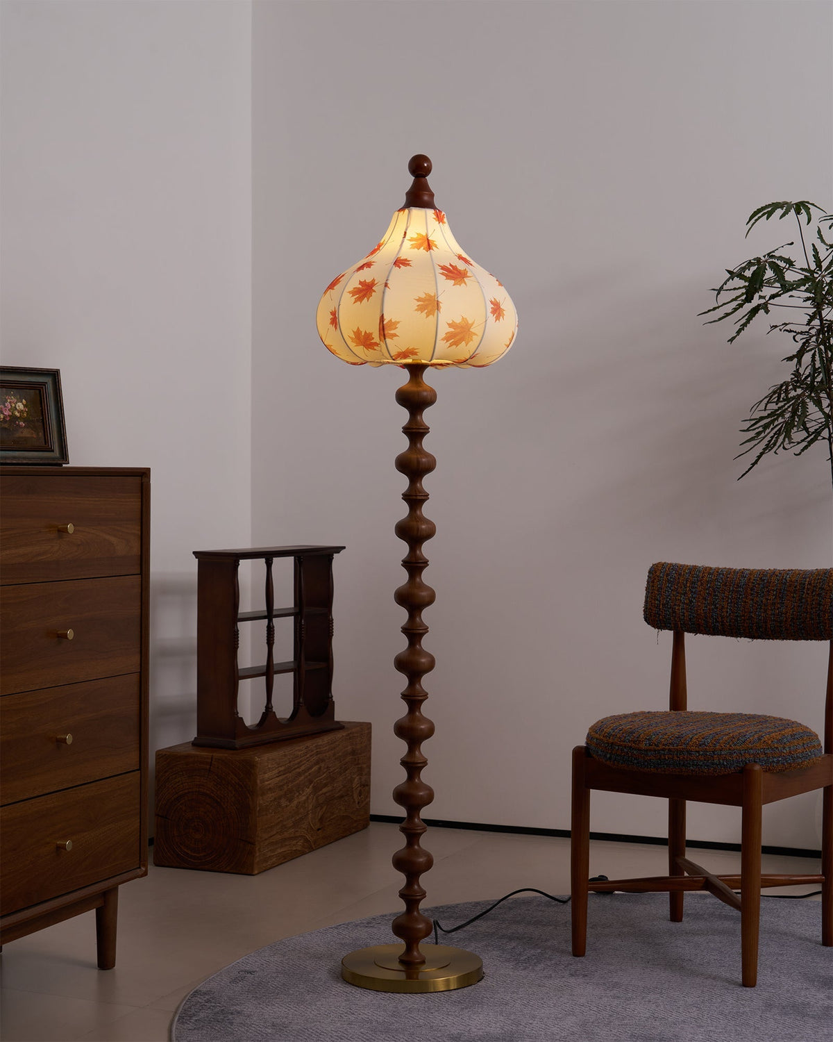 Qrathen Stehleuchte aus Holz und Stoff im Retro-Stil