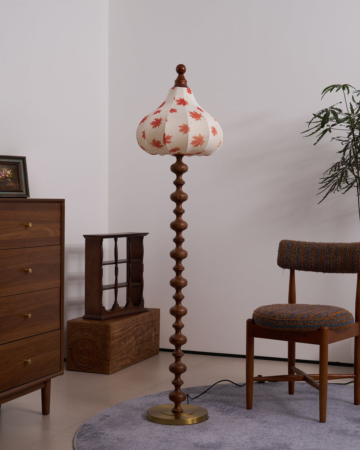 Qrathen Stehleuchte aus Holz und Stoff im Retro-Stil