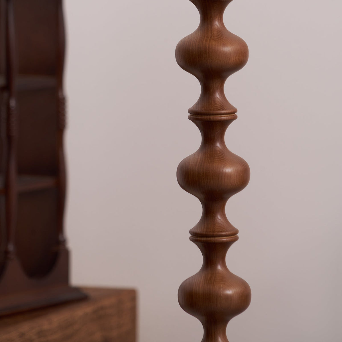 Qrathen Stehleuchte aus Holz und Stoff im Retro-Stil