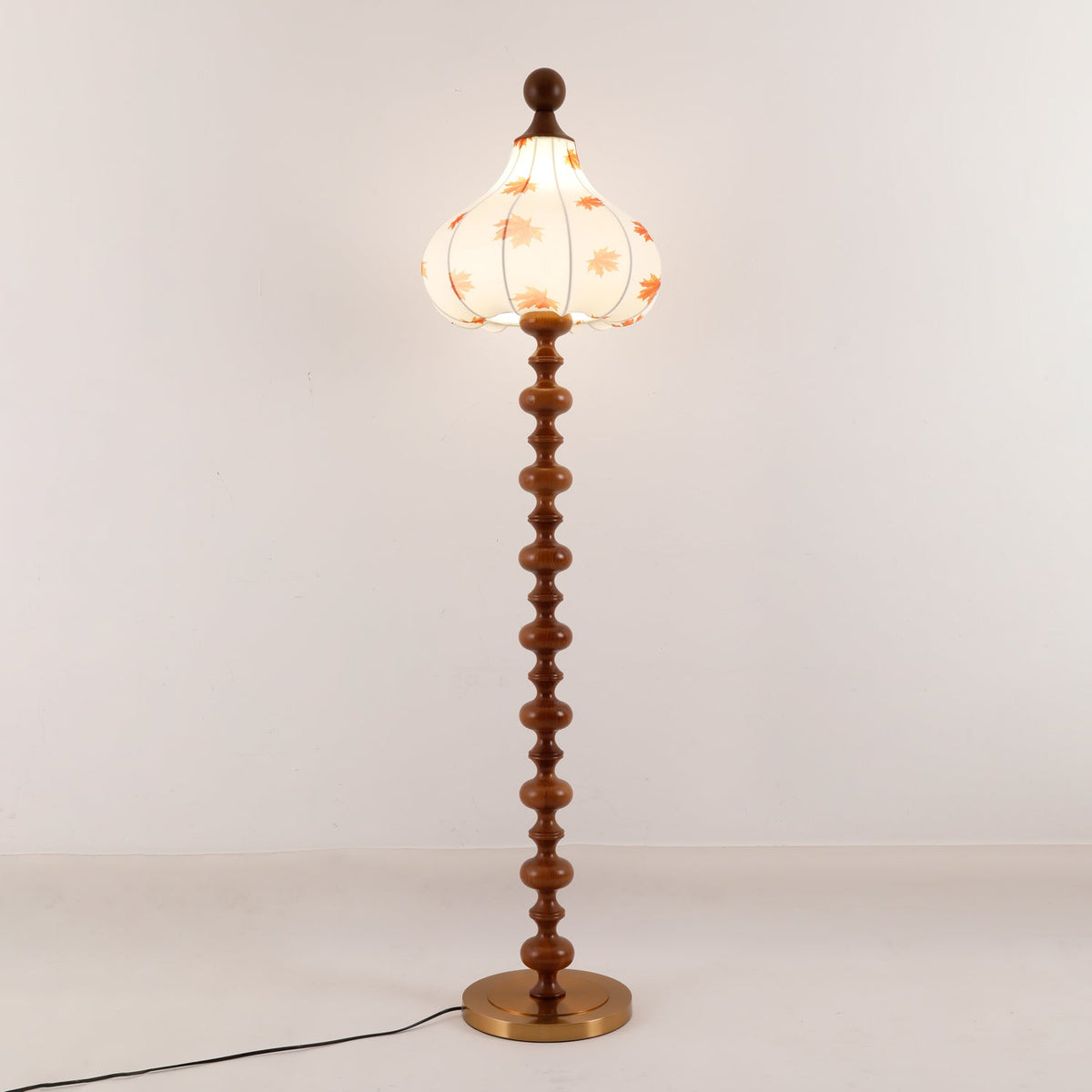 Qrathen Stehleuchte aus Holz und Stoff im Retro-Stil