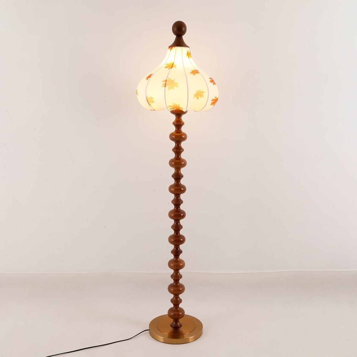 Qrathen Stehleuchte aus Holz und Stoff im Retro-Stil