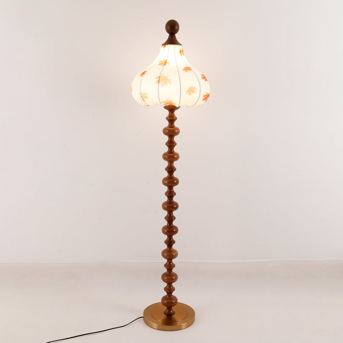 Qrathen Stehleuchte aus Holz und Stoff im Retro-Stil