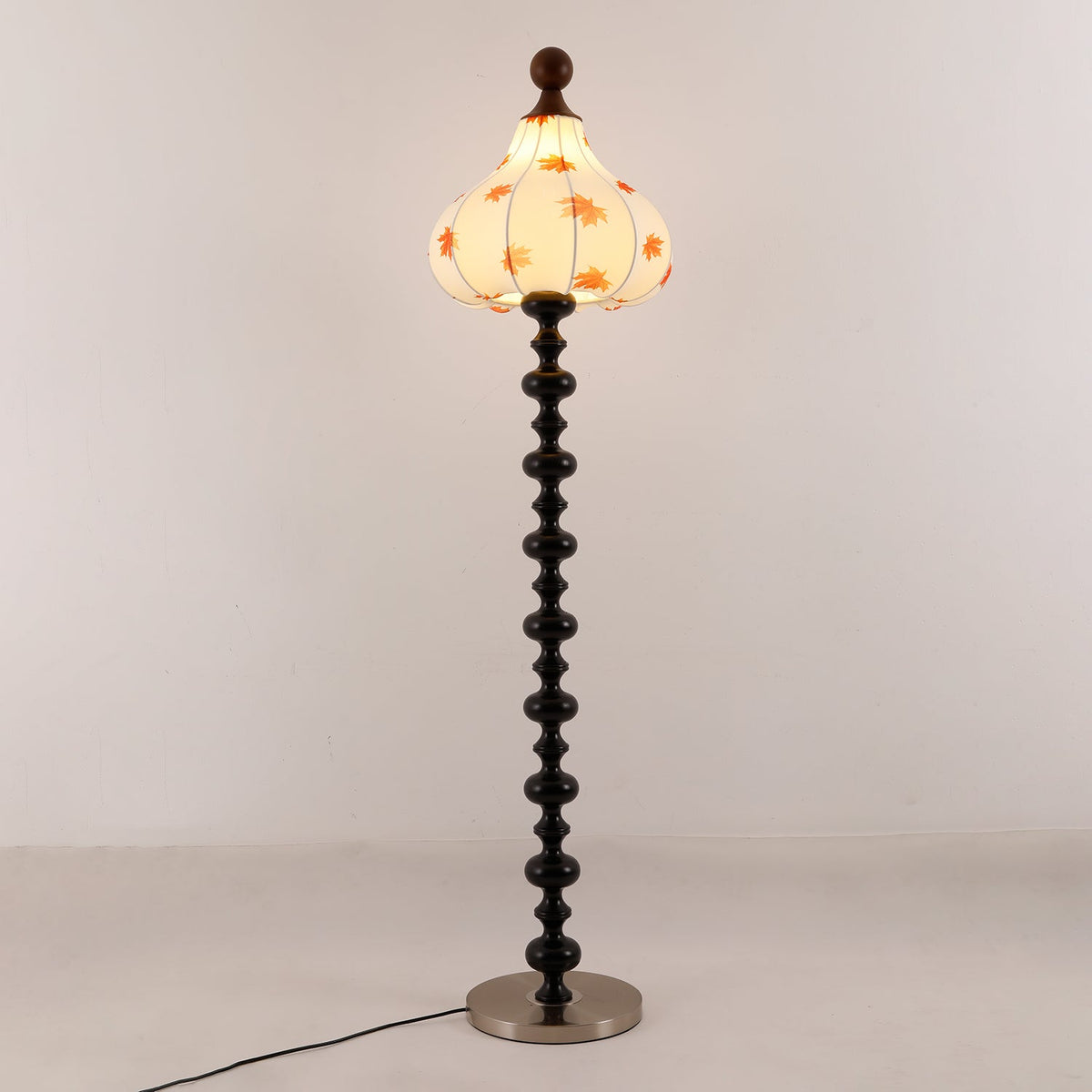 Qrathen Stehleuchte aus Holz und Stoff im Retro-Stil