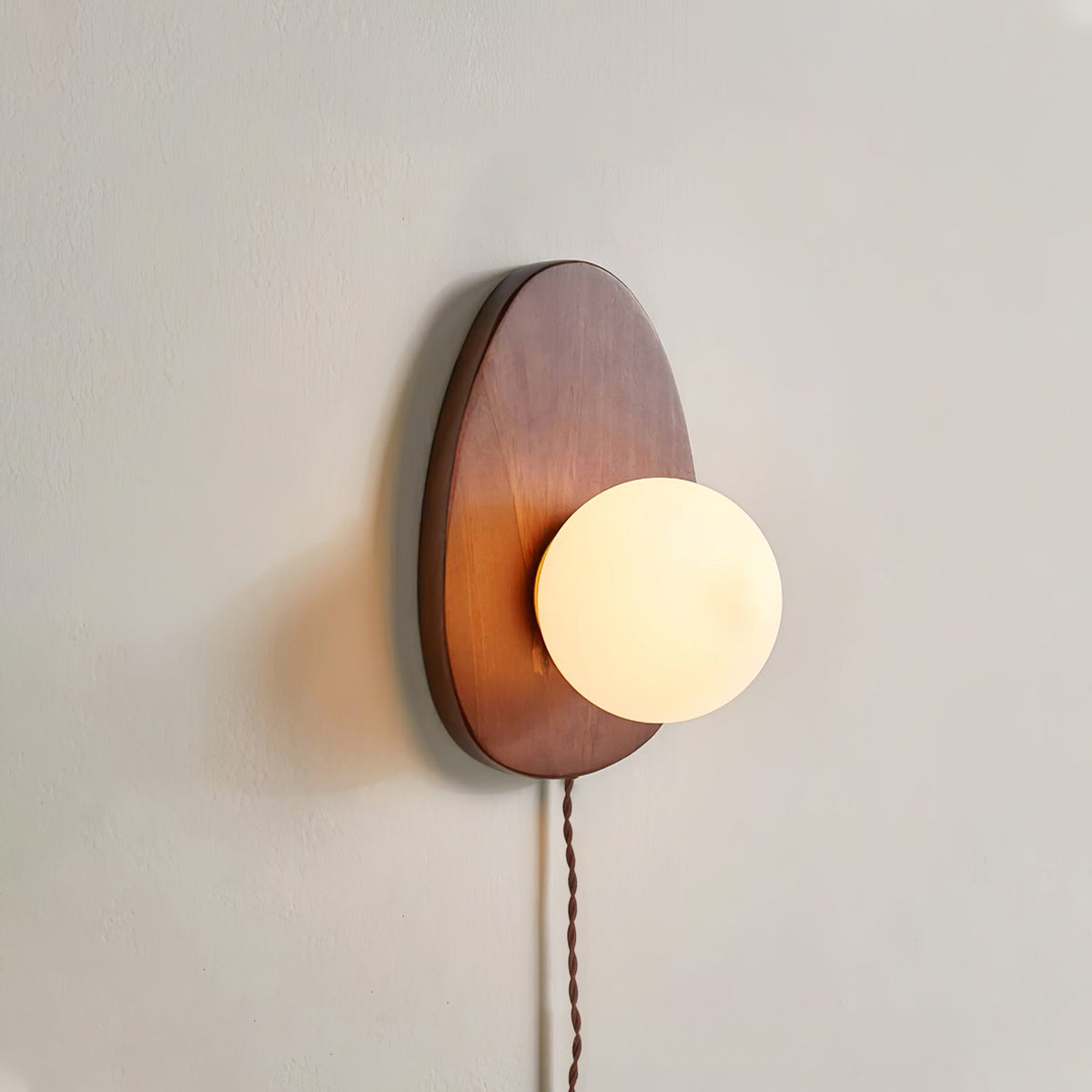 Nylaeiel skandinavisch Art Wandleuchte aus Walnuss-Holz mit Glas und Stecker