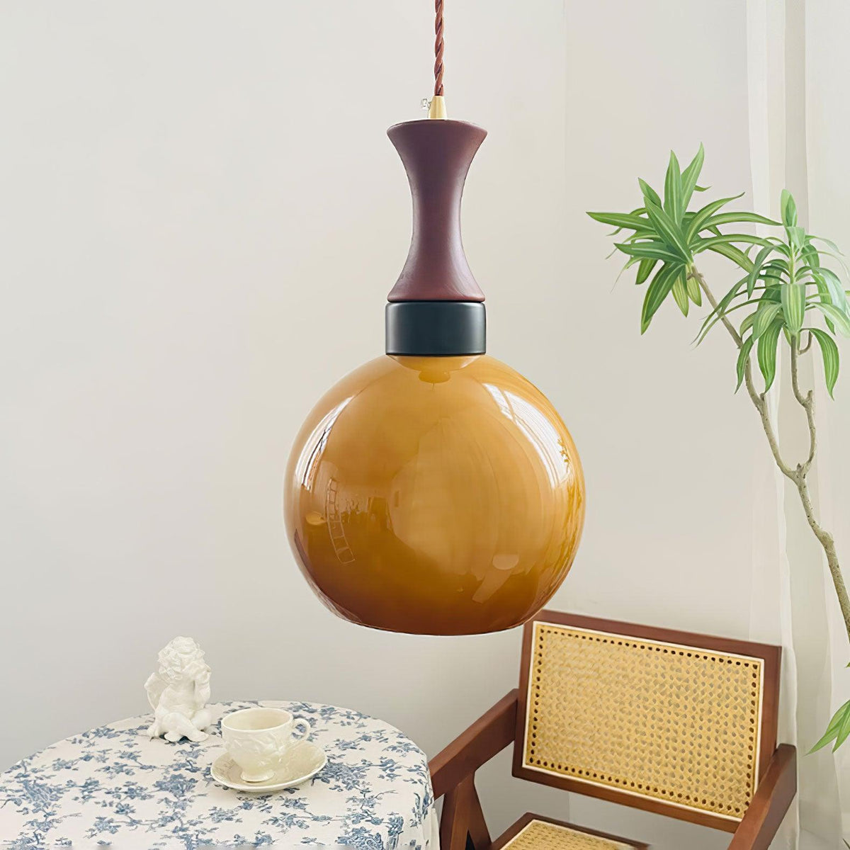 Gyls zeitgenössische minimalistische Pendelleuchte aus Holz und Glas