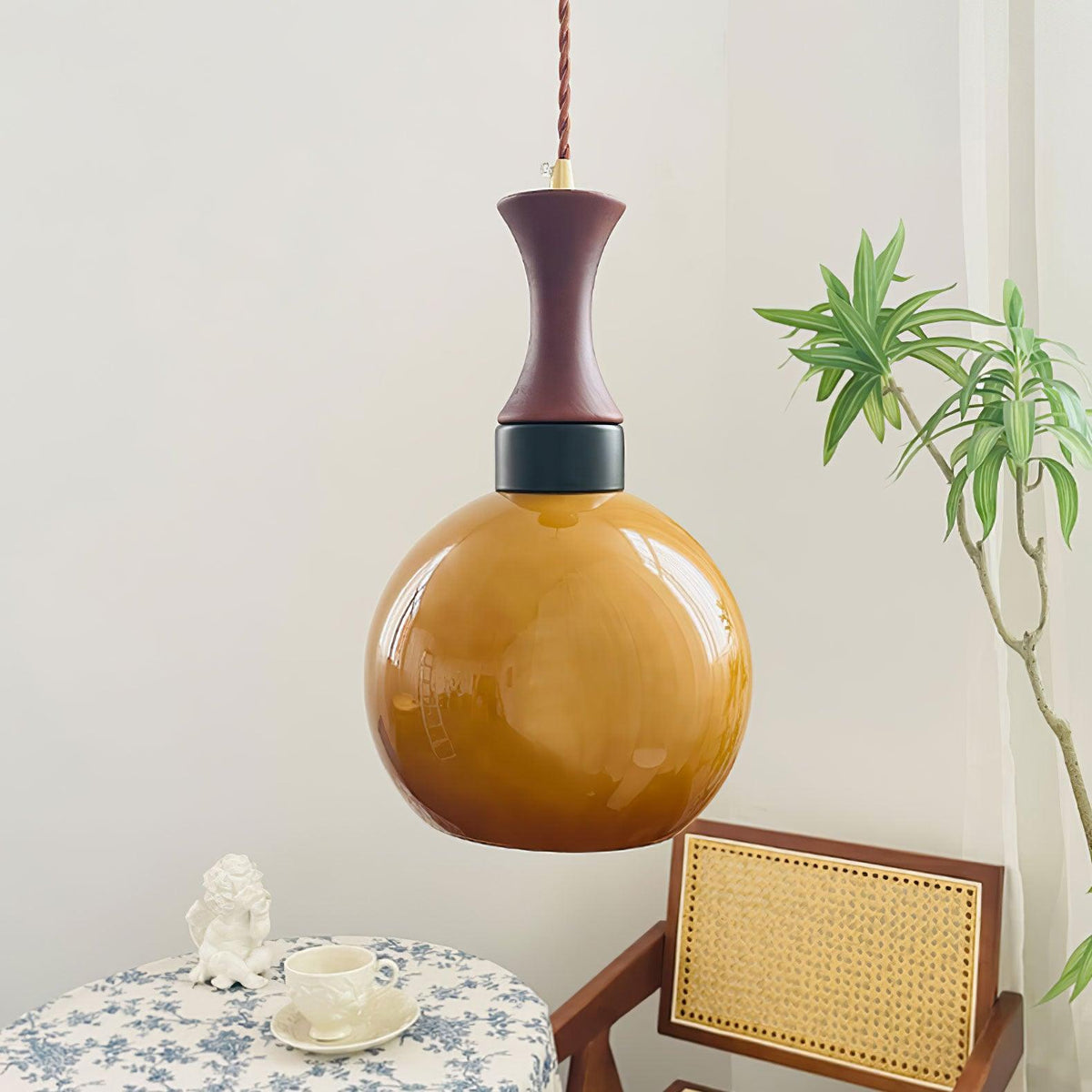 Gyls zeitgenössische minimalistische Pendelleuchte aus Holz und Glas
