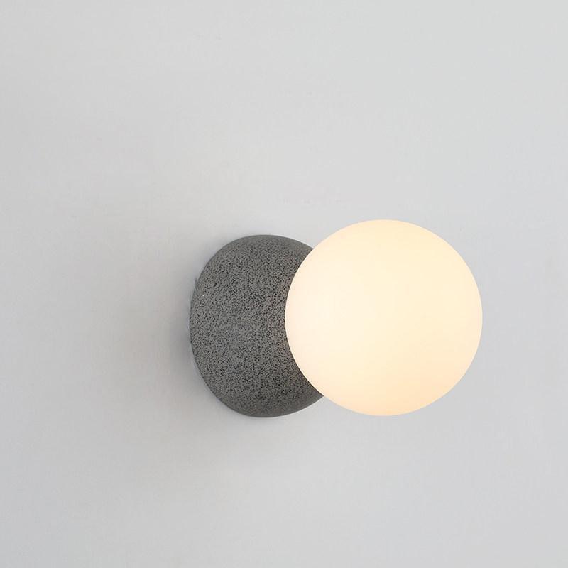 Eirinise Wandleuchte aus Beton mit Opalglas