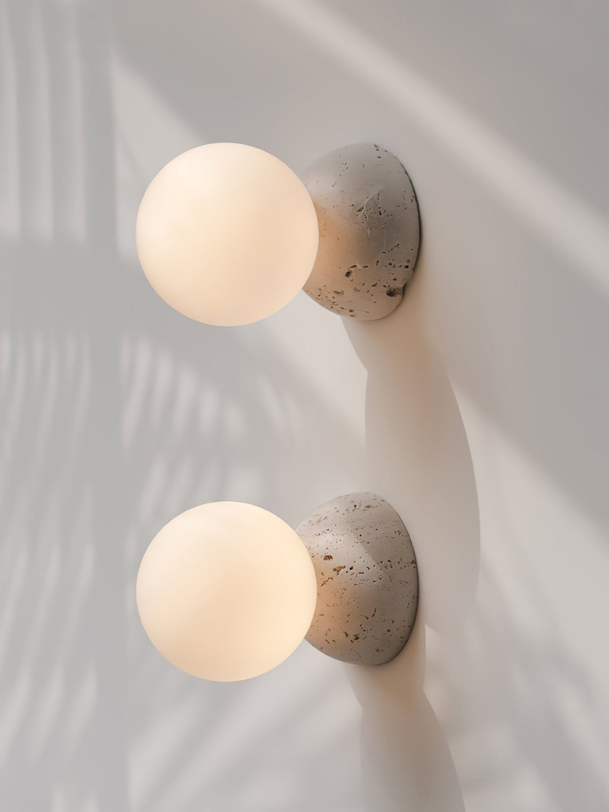 Eirinise Wandleuchte aus Beton mit Opalglas