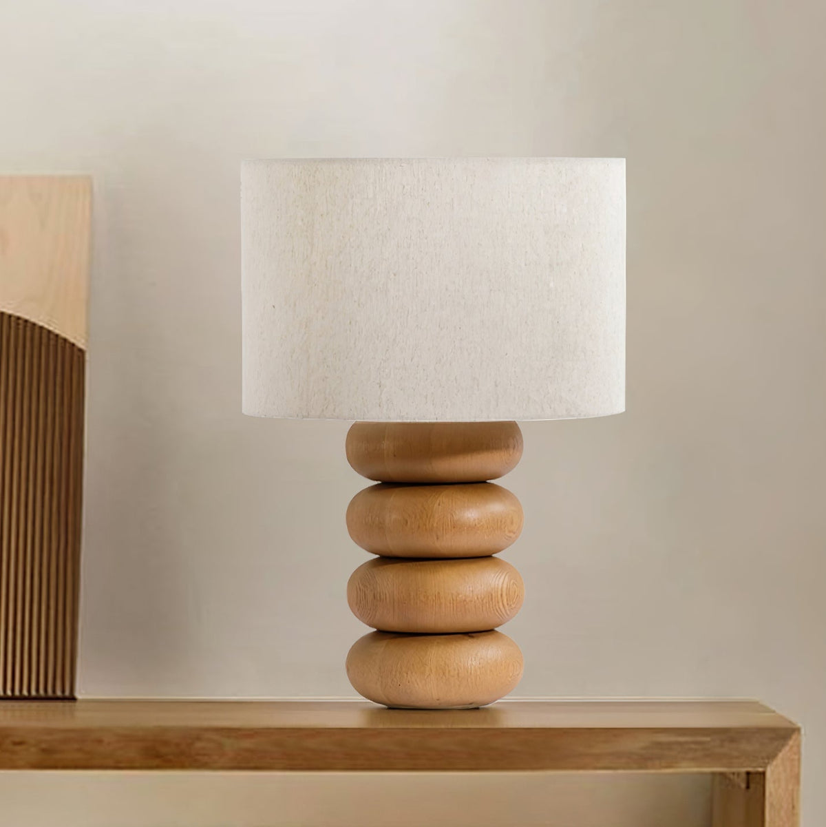 Lild Tischleuchte aus Holz und Stoff