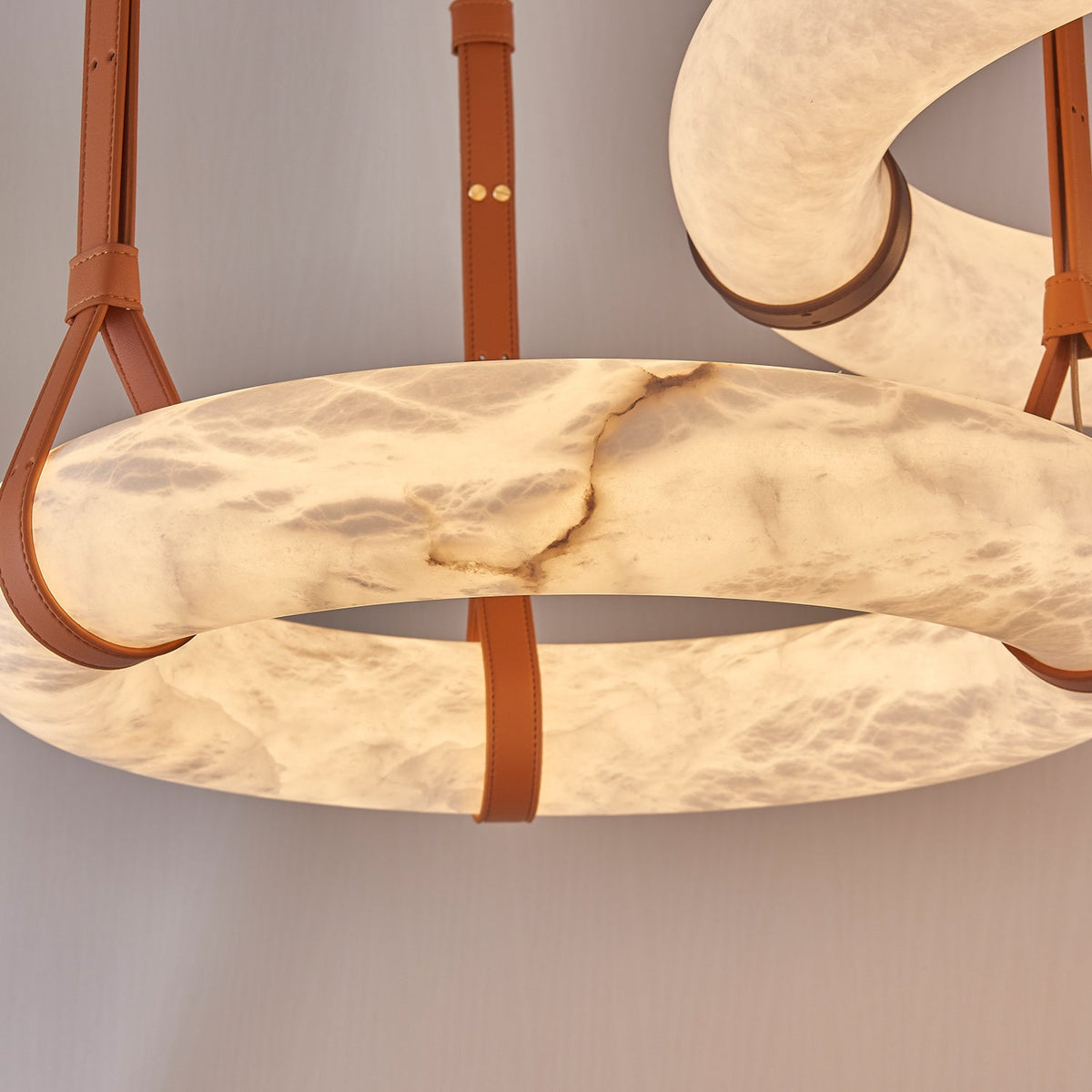 Tarys Alabaster Kronleuchter Ring Lederriemen-Version B
