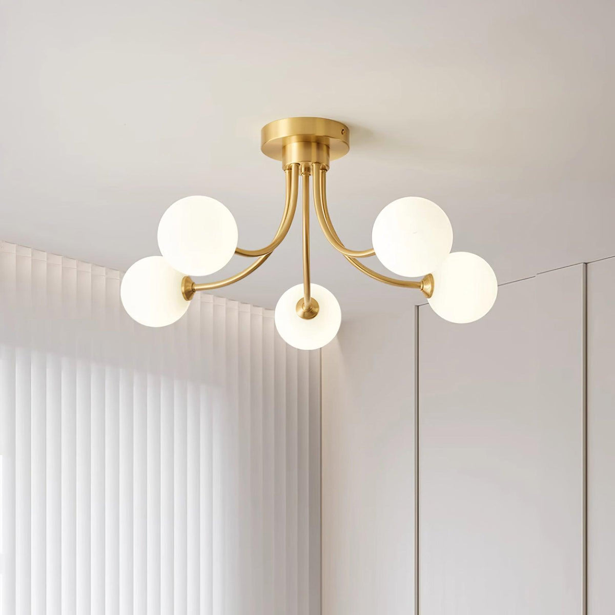Deckenleuchte Messing verzweigter Arme Opal Kugellampen modern elegant