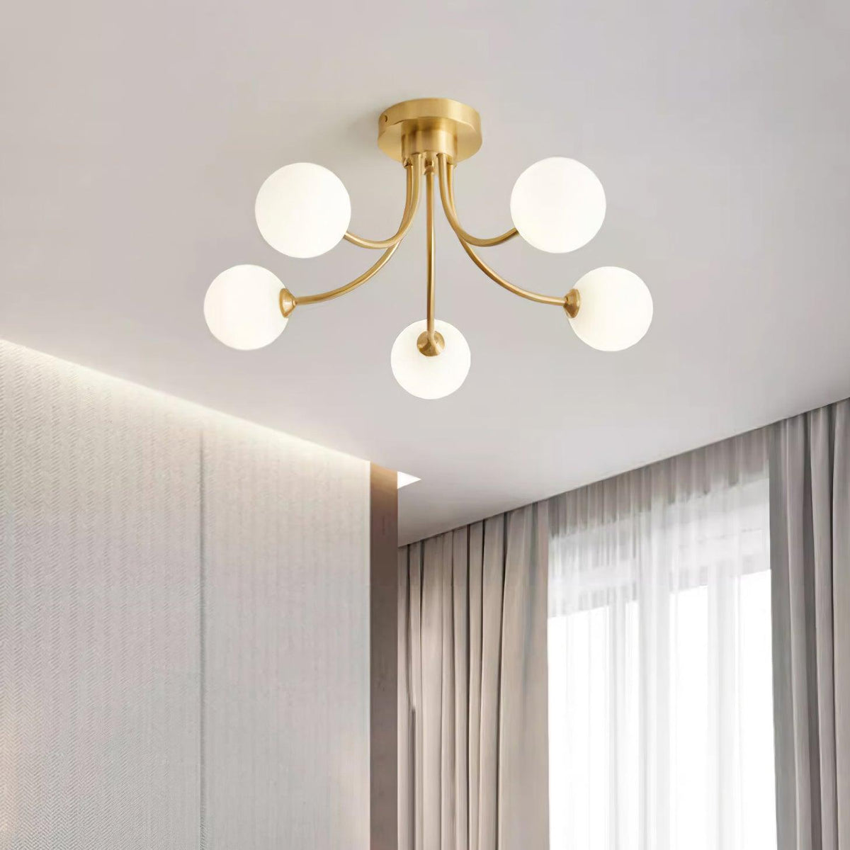 Deckenleuchte Messing verzweigter Arme Opal Kugellampen modern elegant