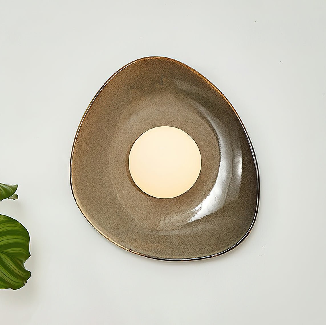 Ertalila Elegance Wandleuchte in Kieselsteinform aus Keramik