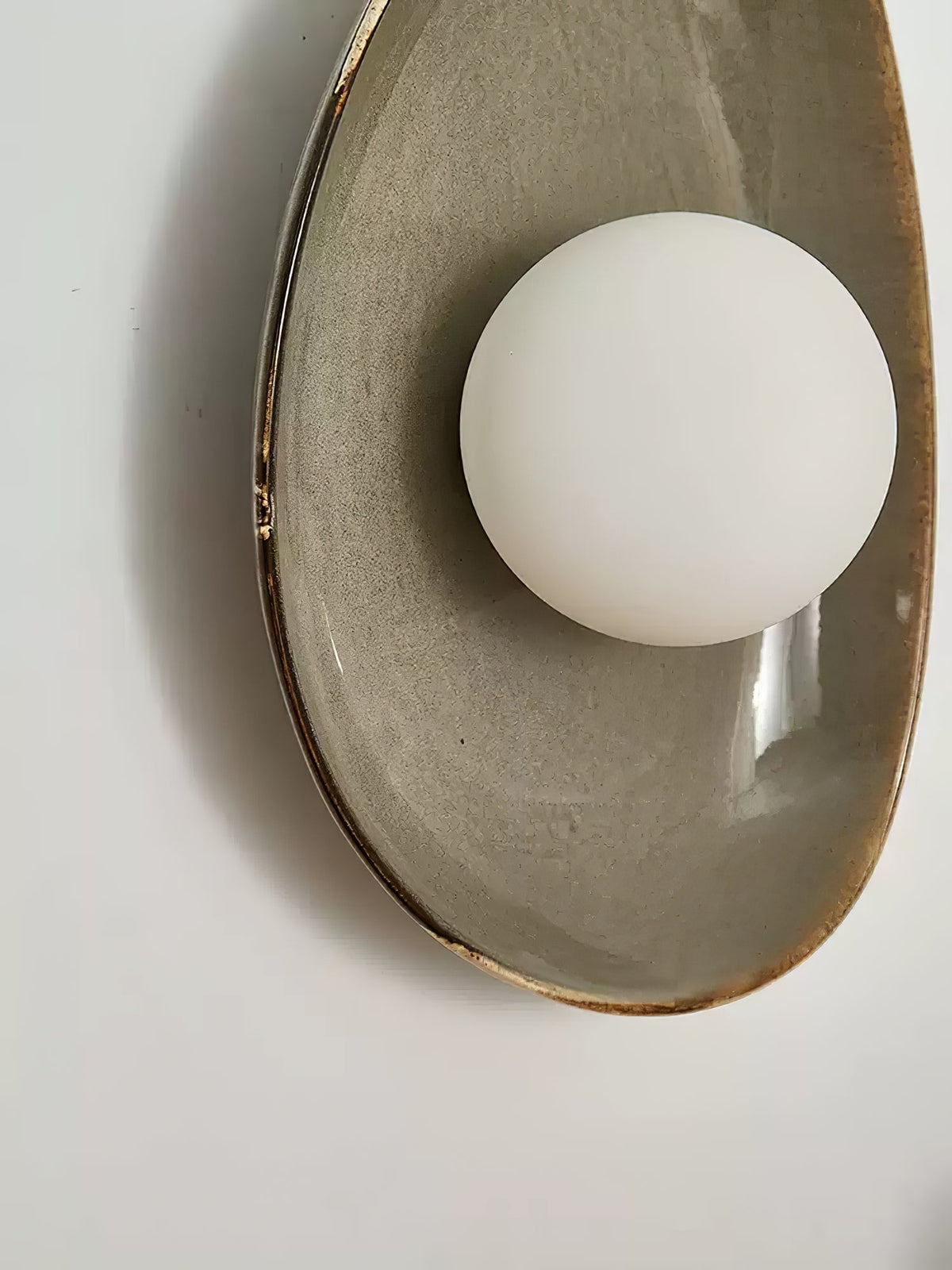 Ertalila Elegance Wandleuchte in Kieselsteinform aus Keramik