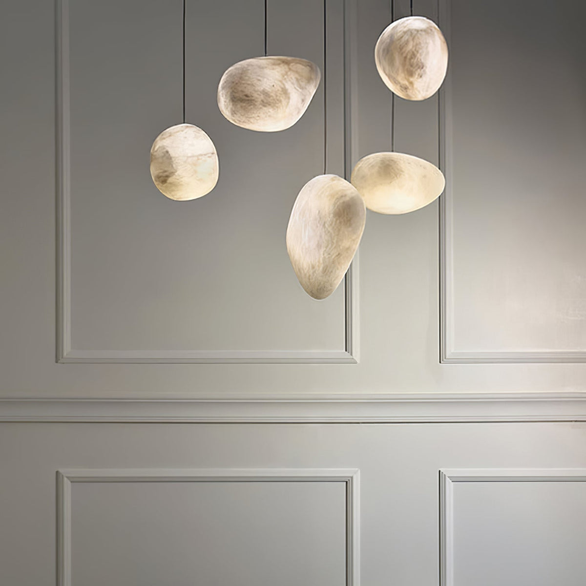 Nivisaya Pendelleuchte in Kieselsteinform aus Alabaster