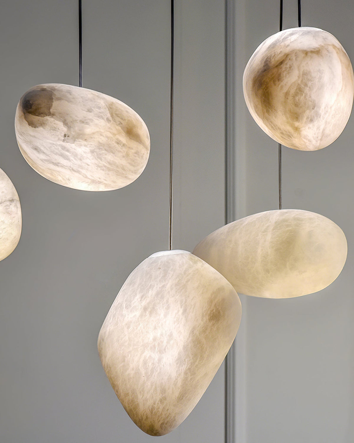 Nivisaya Pendelleuchte in Kieselsteinform aus Alabaster