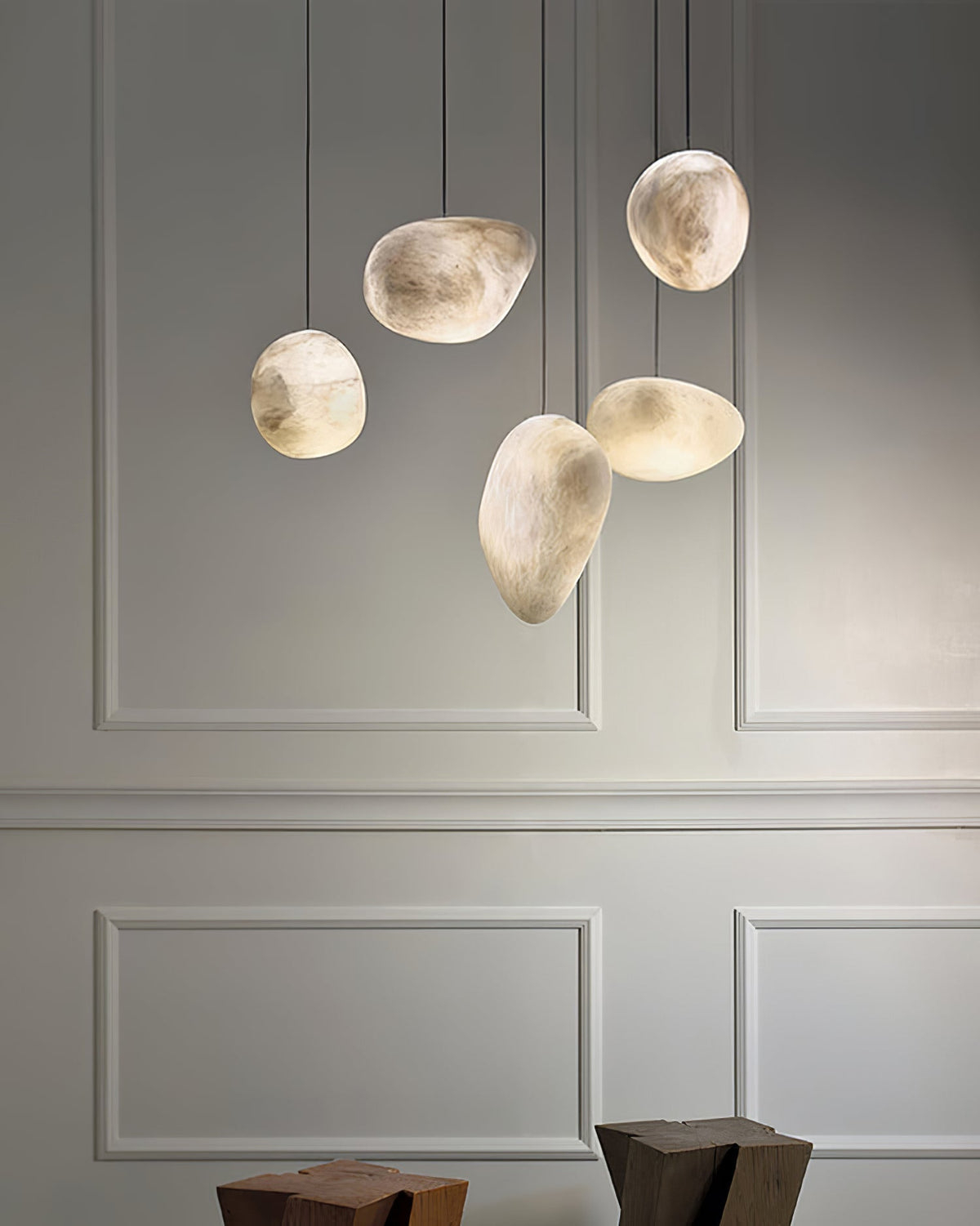 Nivisaya Pendelleuchte in Kieselsteinform aus Alabaster
