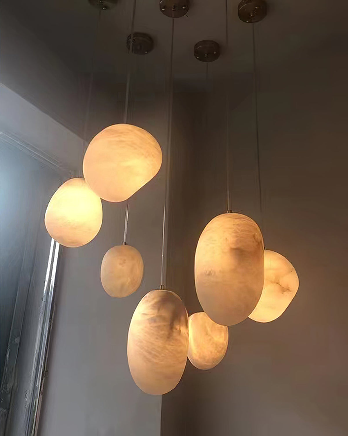 Nivisaya Pendelleuchte in Kieselsteinform aus Alabaster