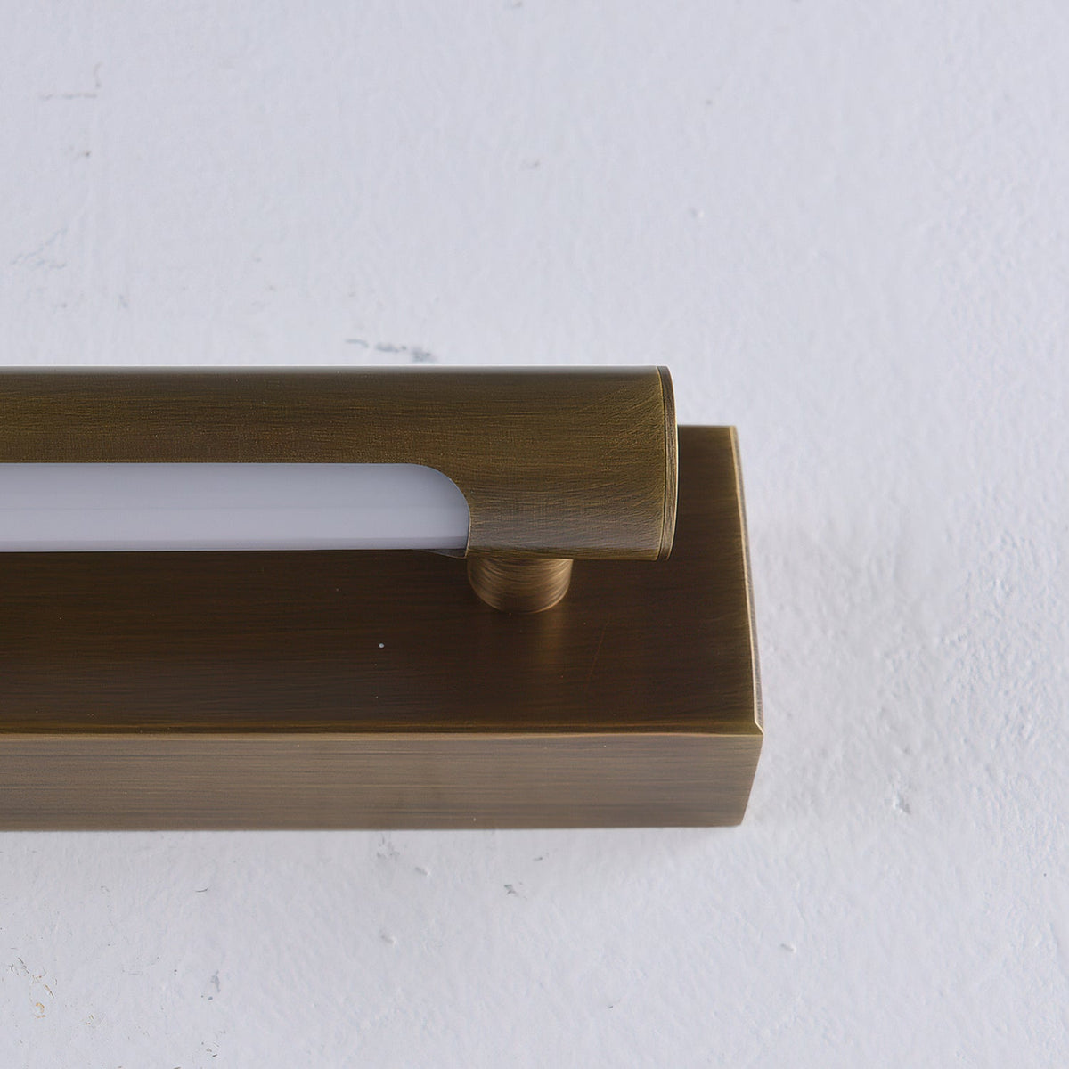 Reed lineare Wandleuchte aus Messing in Antikmessing