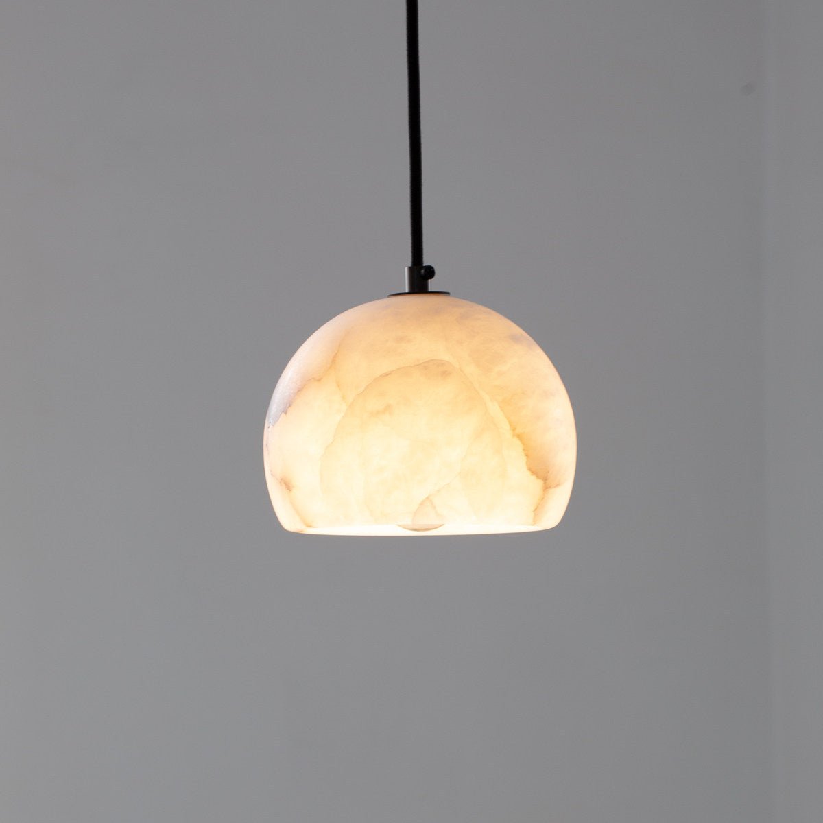 Nerea Kronleuchter aus Alabaster in Kuppelform