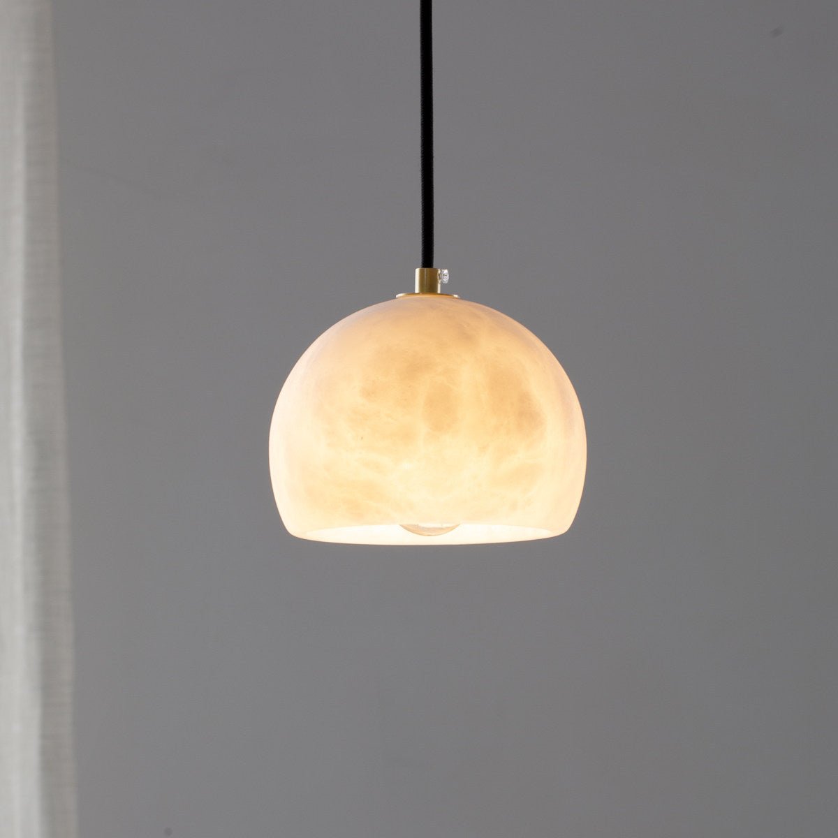 Nerea Kronleuchter aus Alabaster in Kuppelform