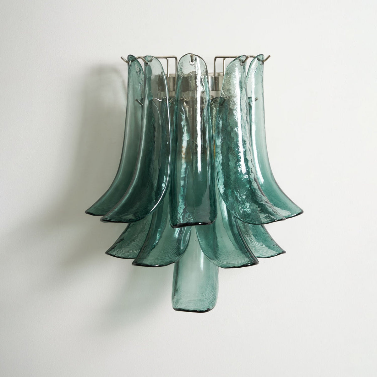 Eiraira Wandleuchte Blütenförmig Geschwungenes Glas Rauchiges Teal Künstlerisch