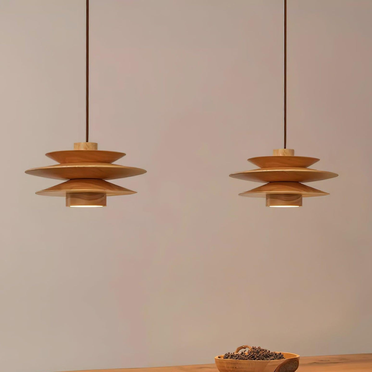 Axis Mid-Century-Pendelleuchte aus Walnussholz