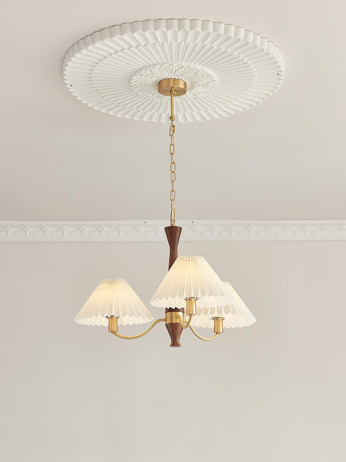 Calivine Kronleuchter mit Falten und weißen Lampenschirmen im Mid-Century-Stil