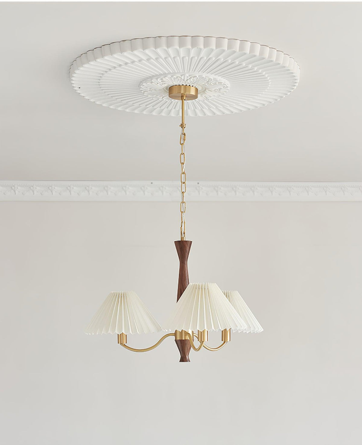 Calivine Kronleuchter mit Falten und weißen Lampenschirmen im Mid-Century-Stil