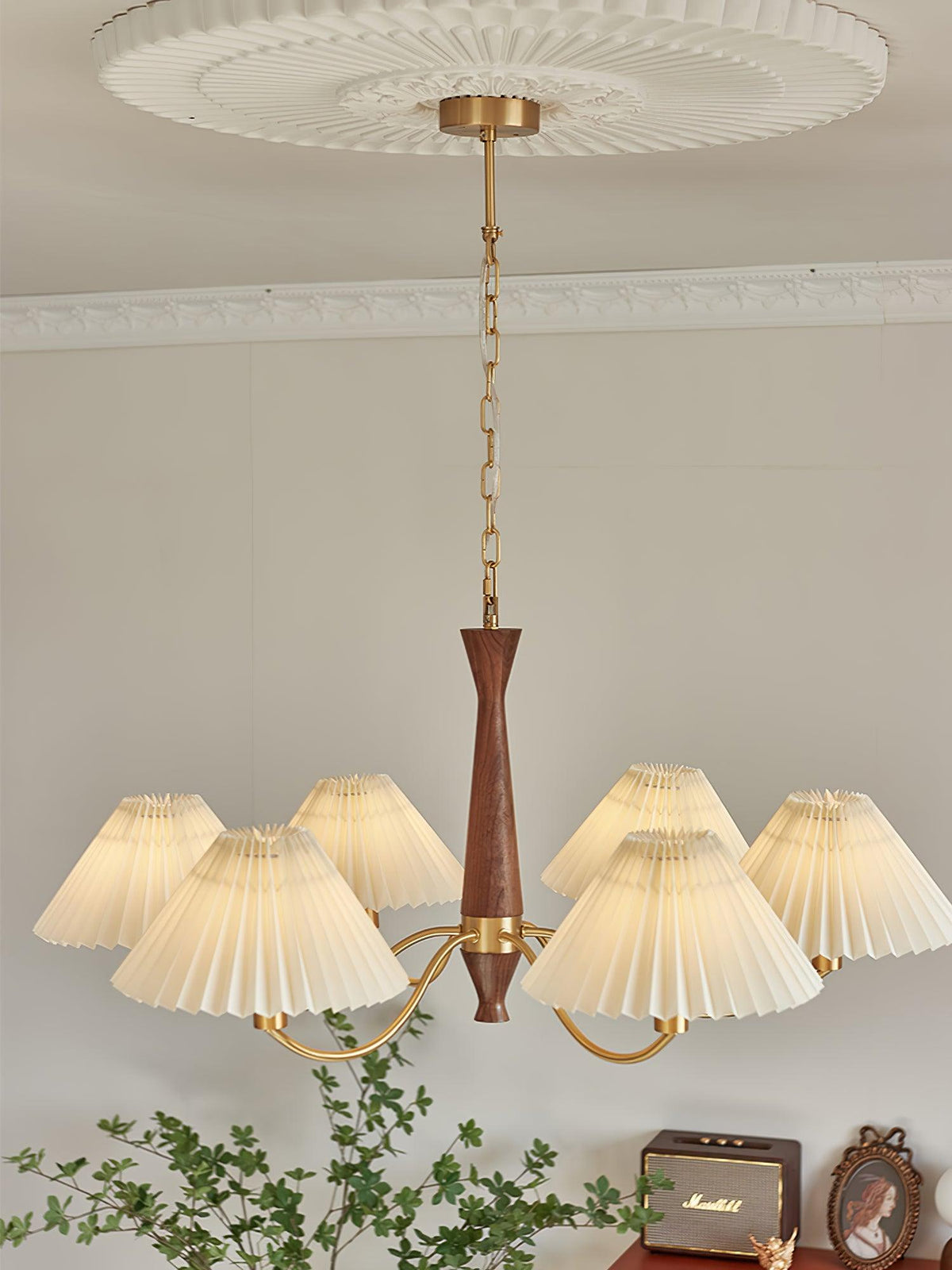 Calivine Kronleuchter mit Falten und weißen Lampenschirmen im Mid-Century-Stil