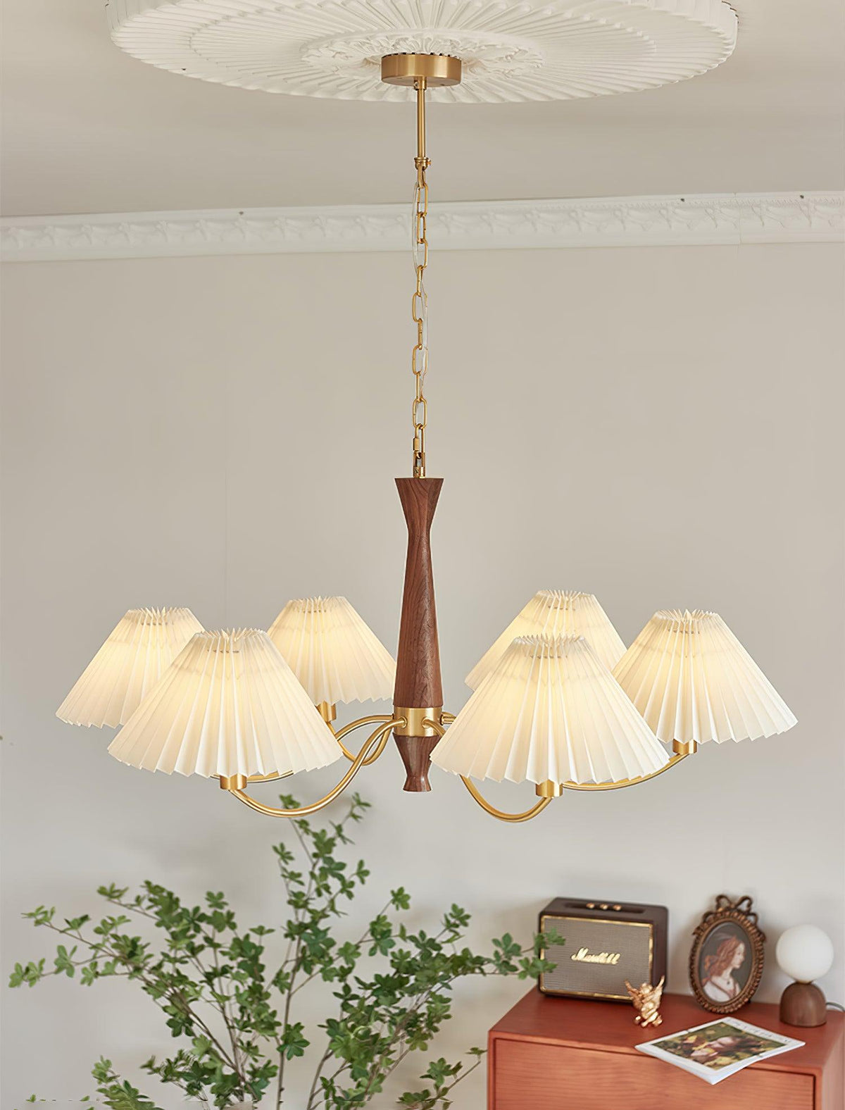 Calivine Kronleuchter mit Falten und weißen Lampenschirmen im Mid-Century-Stil